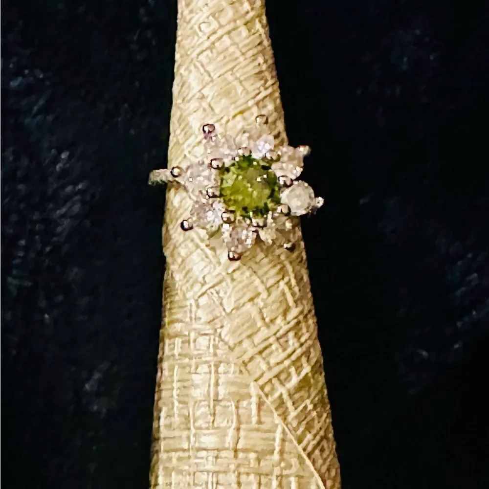 NEW GORGEOUS GREEN FLOWER BLING RING